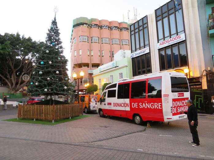 Unidad móvil del ICHH en el entorno de la plaza de Los Llanos (Foto TA)